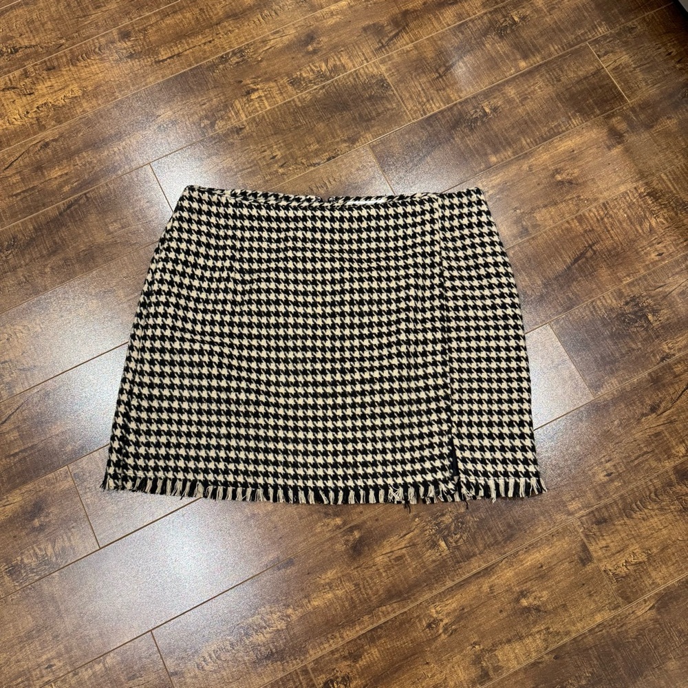 Synthetic wool, poly lined m, Houndstooth Skirt, size XL by C by one.